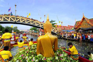 Join in continuing the tradition of receiving lotus. Bang Phli Yai Temple in Bang Phli District, Samut Prakan Province