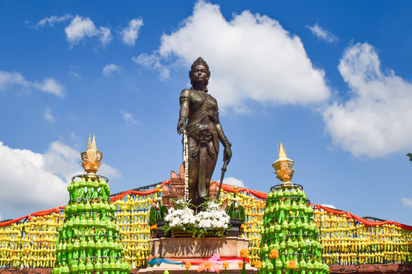 อนุสาวรีย์พระนางจามเทวี